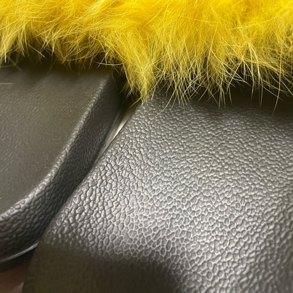 Yellow fluffy slides - Picture 4 of 4